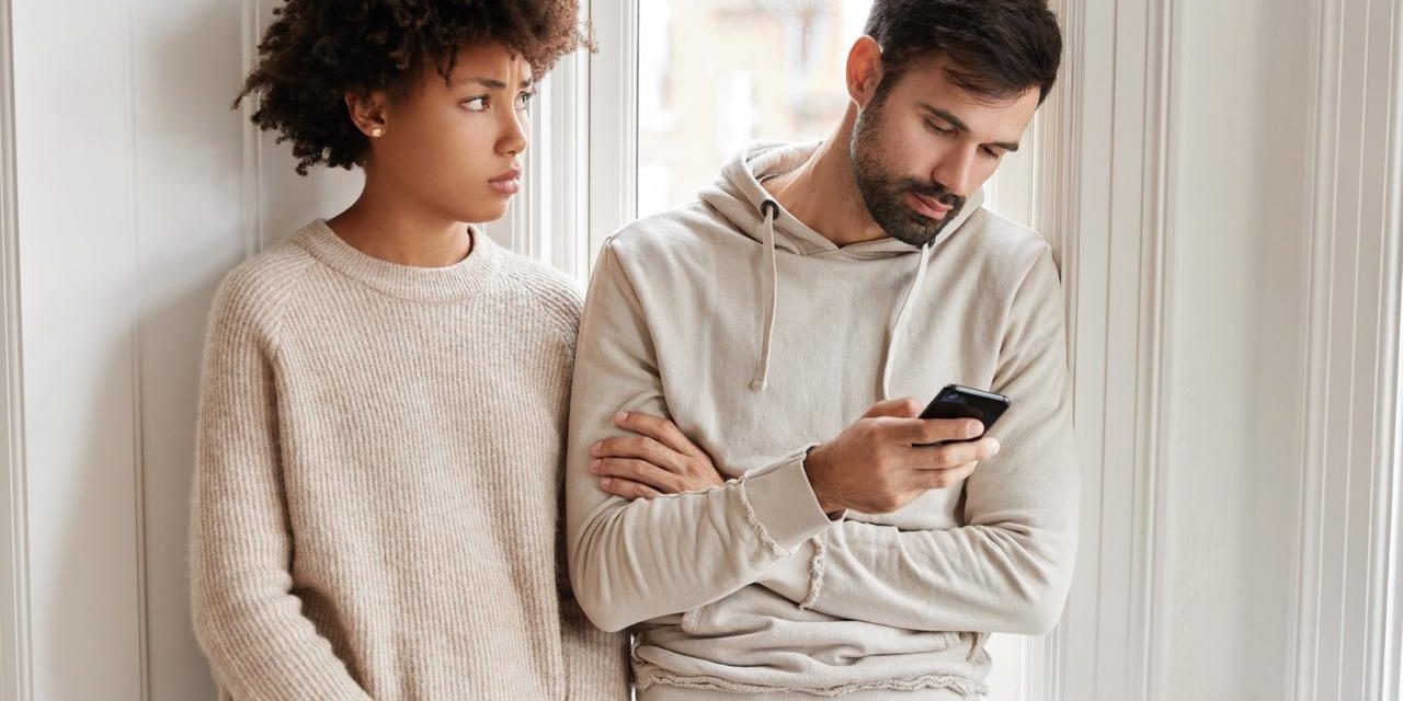 6 Ciri Pasangan Dingin Dan Tidak Hadir Secara Emosional