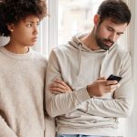 6 Ciri Pasangan Dingin Dan Tidak Hadir Secara Emosional