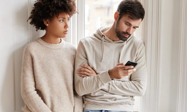 6 Ciri Pasangan Dingin Dan Tidak Hadir Secara Emosional